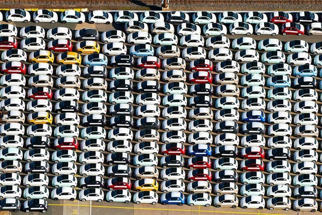 Autos auf Halde gibt es derzeit massenweise.   | Foto: Aufwind-Luftbilder  (stock.adobe.com)