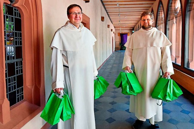 Die  Dominikanerpater  Thomas Brogl (l...t ist eines von vielen in den Kirchen.  | Foto: Michael Bamberger