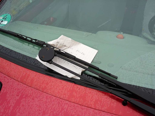 Ein Zettel an der Windschutzscheibe re...es Auto beschdigt wurde (Symbolbild).  | Foto: Hilde Butz