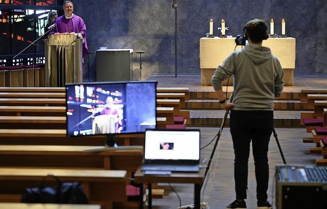 Mit Livestream und Glockengelut feier...rland dieses Jahr Ostern (Symbolbild).  | Foto: Sebastian Gollnow (dpa)