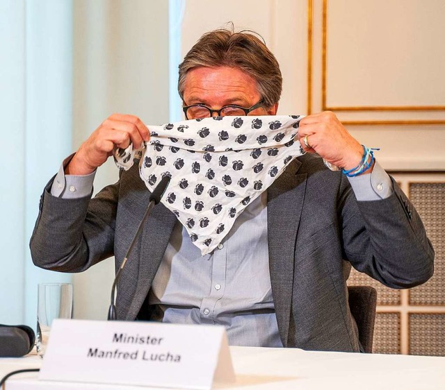 Manfred Lucha,  Minister fr Soziales ...gration,  zeigt, wie man sich schtzt.  | Foto: Jana Hoeffner (dpa)