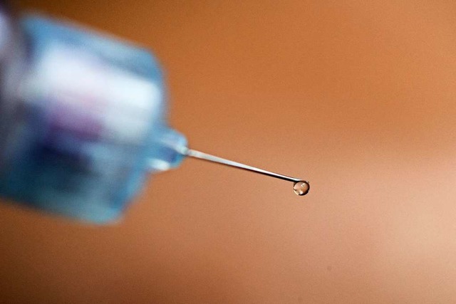 Ein Trpfchen Insulin kommt aus der Nadel des Pens.   | Foto: Rolf Vennenbernd