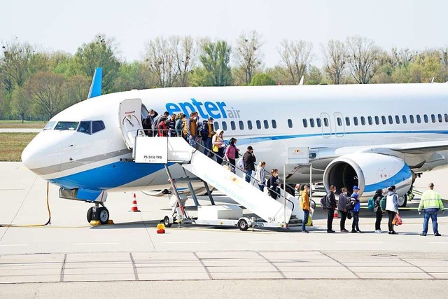 Rumnische Erntehelfer kommen am Baden-Airpark an.  | Foto: Benedikt Spether