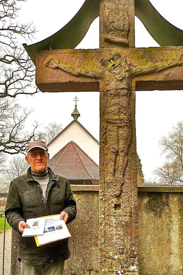 Otto Gamann zeigt seine Broschre vor...ei der Obersckinger Friedhofskapelle.  | Foto: Richard Kaiser