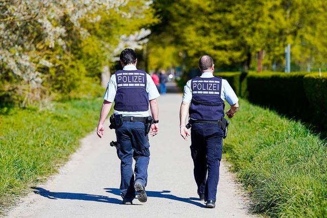 Polizei und Gemeindevollzugsdienst km... die Einhaltung der Corona-Verordnung.  | Foto: Uwe Anspach (dpa)