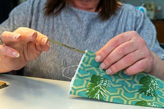 Die ehrenamtlichen Nherinnen brauchen Gummiband (Symbolfoto).  | Foto: Peter Kneffel (dpa)