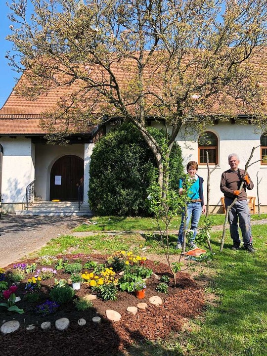 Kirchenälteste Hannelore Bühler mit ih... des kleinen Osterparks in Windenreute  | Foto: privat
