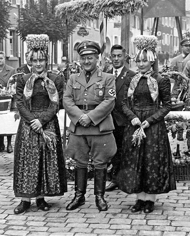 Max Kellmayer mit Trachtenmdchen am E...nkfest auf dem Waldkircher Marktplatz.  | Foto: unbekannt