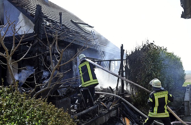 Die Feuerwehr bei den Lscharbeiten   | Foto: Wolfgang Knstle