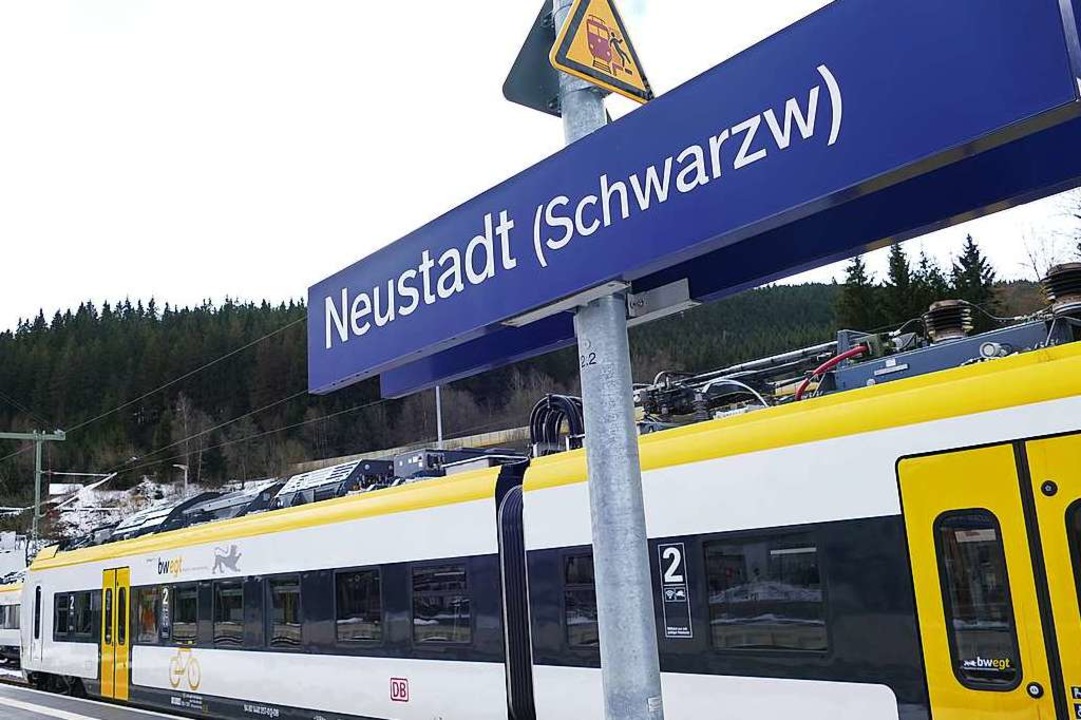 Auch am Neustädter Bahnhof &#8211; hie...rgäste auf die Breisgau-S-Bahn warten.  | Foto: Tanja Bury