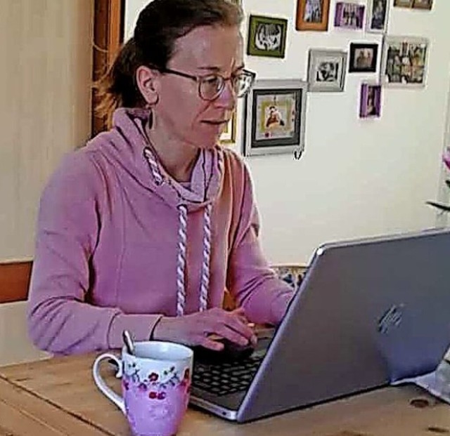 Johanna Rosewich am Laptop und mit Kaffee  | Foto: Ulrike Le Bras