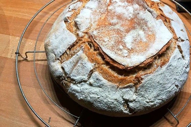 Ein Brot aus selbst angesetztem Weizen...elbst ausprobiert, wie Sie hier sehen.  | Foto: Ren Zipperlen