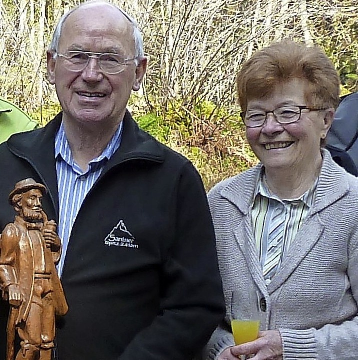 Harald Scheuble mit einer Ehrung des Schwarzwaldvereins, rechts seine Frau Anna  | Foto: Paul Eisenbeis 