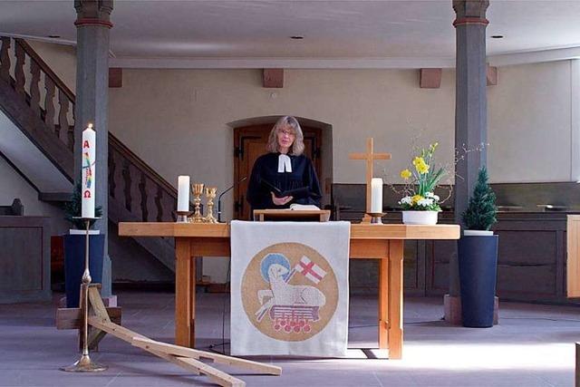 Pfarrer halten Gottesdienste in der leeren Kirche vor laufender Kamera