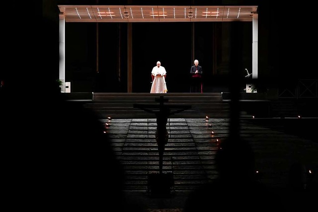 Papst Franziskus am Freitagabend auf dem Petersplatz  | Foto: HANDOUT (AFP)