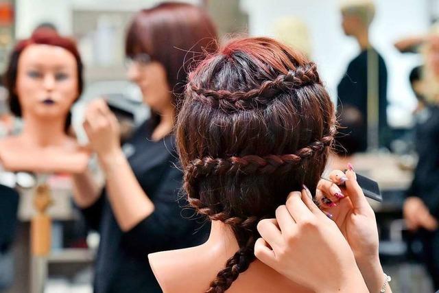 So flechten Sie Cornrows und Gretchenzopf auch ohne Friseur