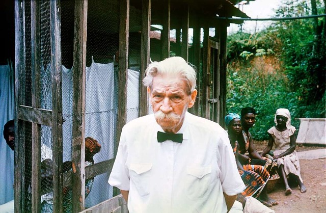 Arzt und Menschenfreund: Schweitzer 1965 im Tropenkrankenhaus von Lambarene  | Foto: Hilgers