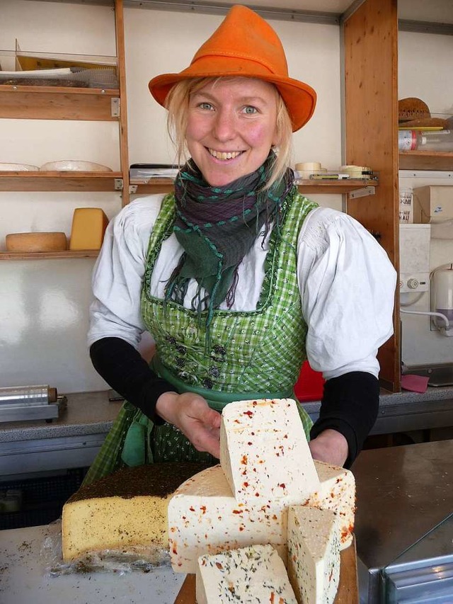 Paula Roser mit Produkten des Freimter Roserhofs auf dem Markt.  | Foto: Katja Russhardt