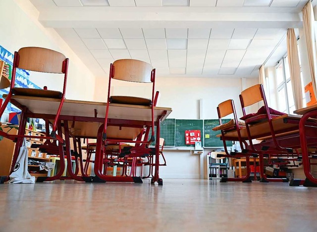 Leere Klassenzimmer sind ein Symbol de...r wieder Leben einzieht, ist ungewiss.  | Foto: Arne Dedert (dpa)
