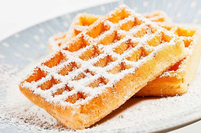 Lecker: Waffeln mit Puderzucker. Und Mineralwasser.  | Foto: seen0001  (stock.adobe.com)