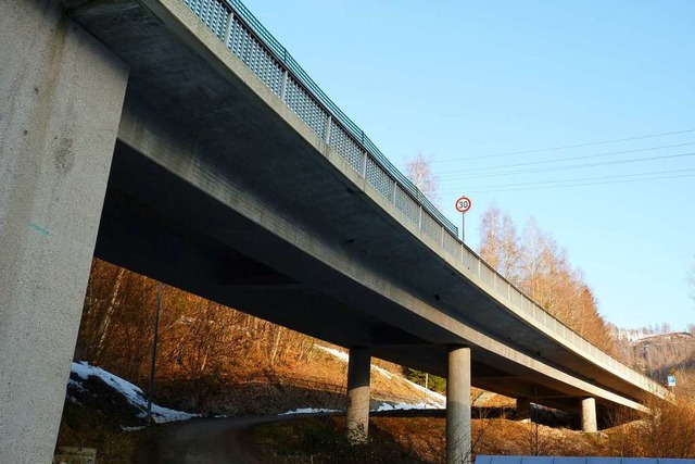 Erneut wird die Brcke an der L126 bei...g ist die Landstrae deshalb gesperrt.  | Foto: Sattelberger