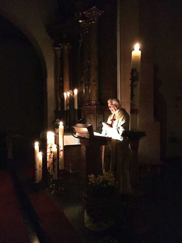 Pfarrer Hans-Jrgen Decker in Elzach in der Osternacht.  | Foto: Katholische Gemeinde