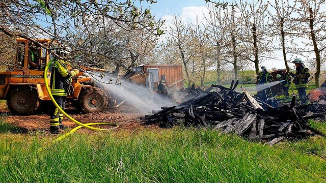 Ein Holzstapel und ein Anhnger fielen einem Feuer in Feldberg zum Opfer.  | Foto: Volker Mnch