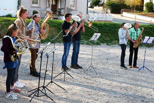 Ein Teil der 18 Musikerinnen und Musik... kleines Konzert an der Allmend gaben.  | Foto: Eva Korinth