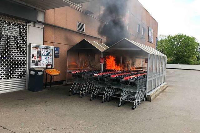 Unterstand für Einkaufswagen brennt