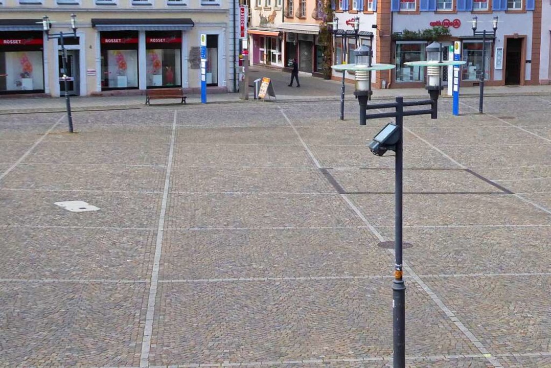 Leerer Marktplatz: Auch das ist eine F...ordnung und der Geschftsschlieungen.  | Foto: Sylvia-Karina Jahn