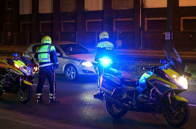 Polizeikontrolle in Duisburg  | Foto: Roberto Pfeil (dpa)