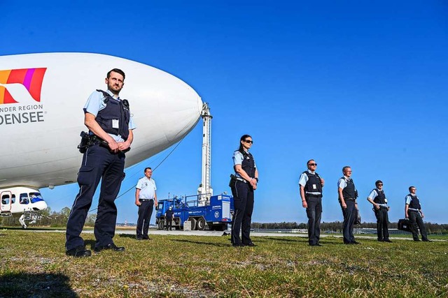 Am Bodensee kontrollierte die Polizei ...ona-Verordnung von einem Zeppelin aus.  | Foto: Felix Kstle (dpa)