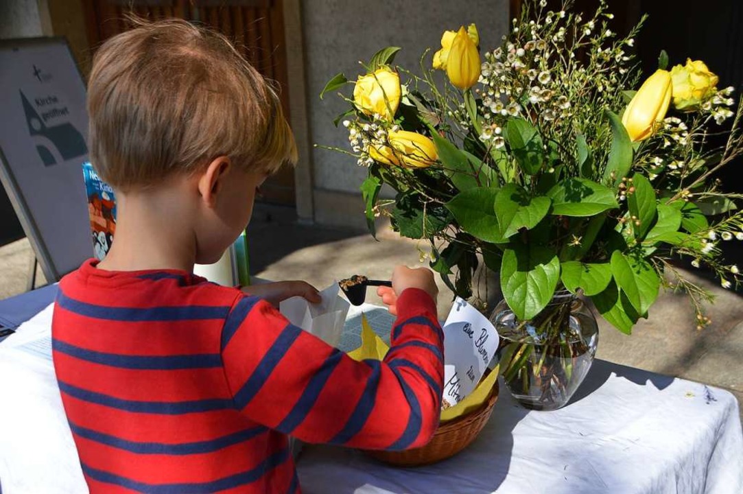 Bei der Christuskirche konnte man sich...feiertagen eine Blumenwiese mitnehmen.  | Foto: Horatio Gollin