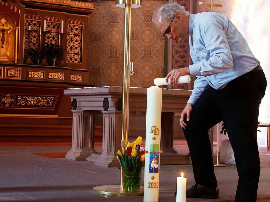 Pfarrer Mette entzndet die  Osterkerze in der Kirche Peter und Paul in Lahr