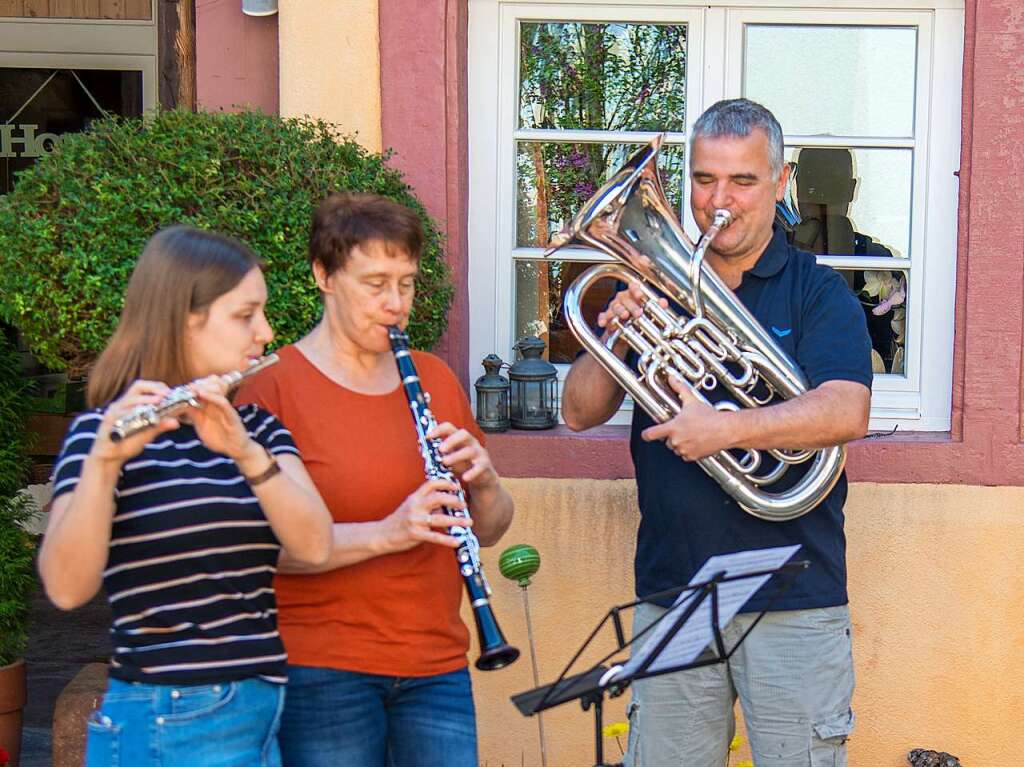 Ostern vorm Balkon in Ettenheim: (von links) Louisa Krieg, Karin Jger, Jrgen Krieg