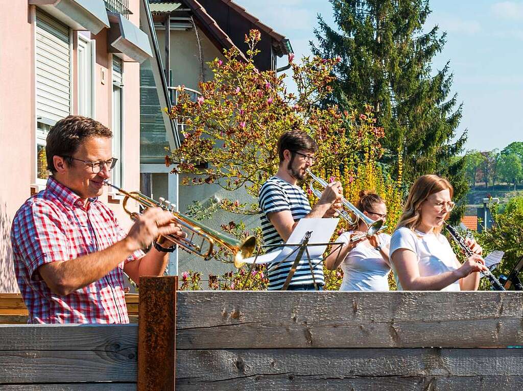 Ostern vorm Balkon in Ettenheim: (von links) Achim Oberle, Christian Kirnberger, Nannet Kinrberger und  Lea Oberle,