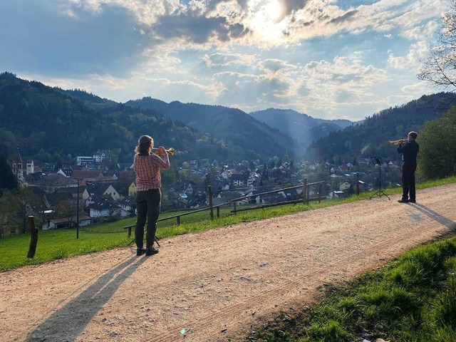 Musiker fanden sich  mit ihren Trompet...aldrand des Bubenbergs in Sulzburg ein  | Foto: Privat