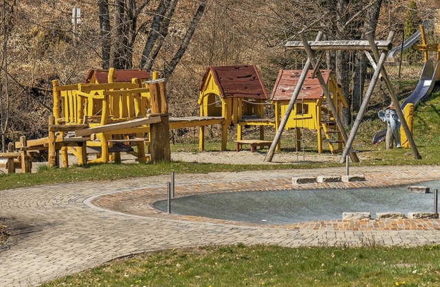 Die Spielplatzanlage beim Naturena-Bad... den Sicherheitsanforderungen gengen.  | Foto: Wilfried Dieckmann