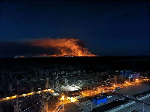 Am Horizont steigen Rauchschwaden von ... Tschernobyl auf. (Foto vom 12. April)  | Foto: Uncredited (dpa)