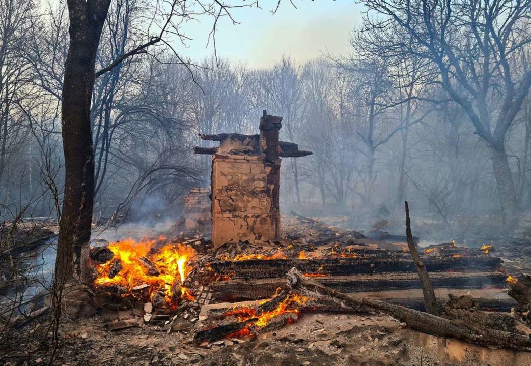 Ein unbewohntes Haus ist bei einem Wal...l niedergebrannt. (Foto vom 10. April)  | Foto: Yaroslav Yemelianenko (dpa)
