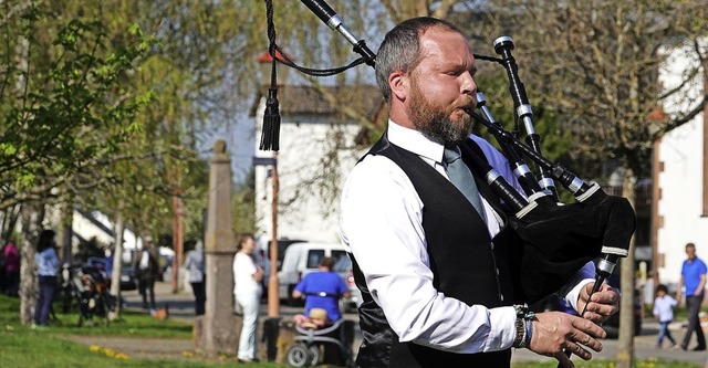 Er gab dem kumenischen Musik-Flashmob...e: Dudelsack-Spieler Andreas Mhlhans.  | Foto: Hans-Jrgen Hege