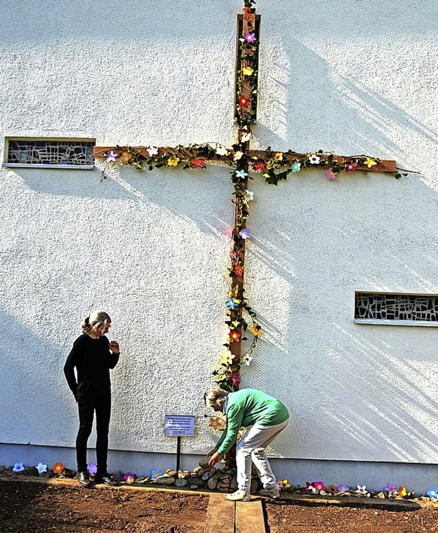 Vor dem Kreuz hatten die Menschen  Steine mit   Wnschen und Sorgen abgelegt.   | Foto: Edgar Steinfelder