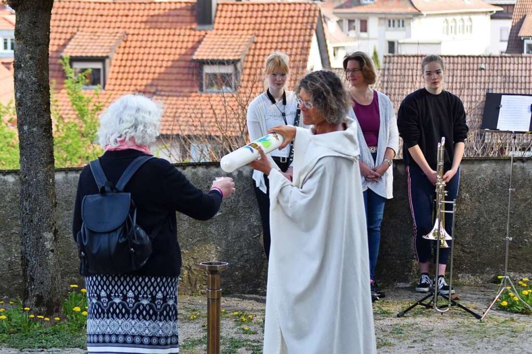 Pfarrerin Anette Metz entzndet hinter...anuskirche in Brombach das Osterfeuer.  | Foto: Thomas Loisl Mink