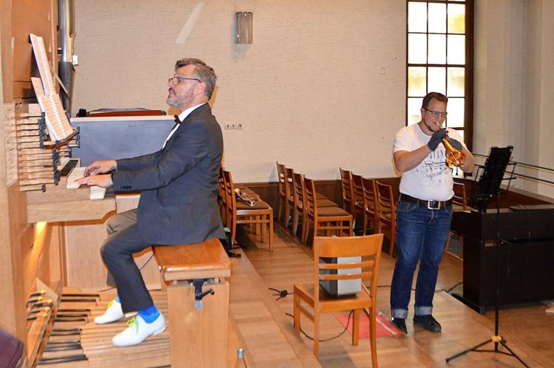 Kirchenmusiker Rainer Marbach (links) und Emanuel Schwald bten in der Kirche.  | Foto: Horatio Gollin