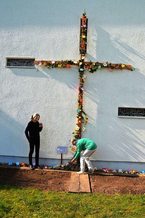 Das bunt geschmückte Osterkreuz in Fahrnau.  | Foto: Edgar Steinfelder
