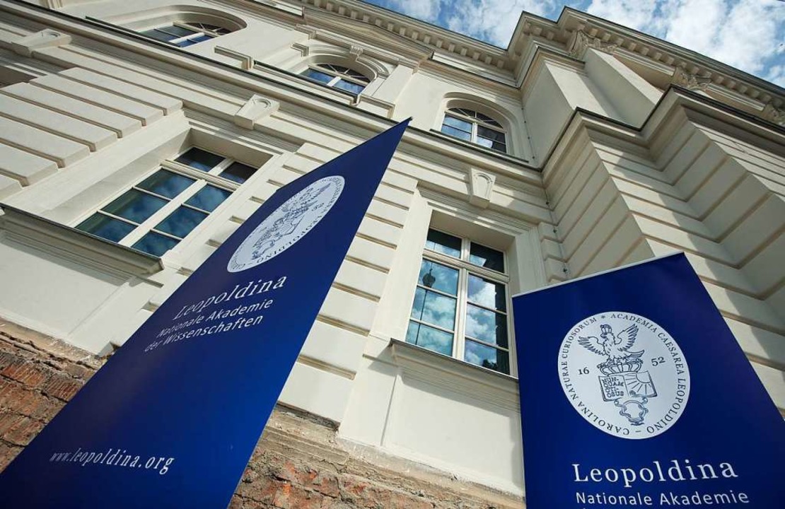 Mitglieder der Nationalen Akademie der...tufenweisen Ausstieg aus dem Shutdown.  | Foto: Peter Endig (dpa)