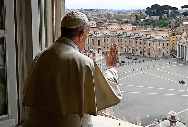 Papst Franziskus spendet vor dem leere...inen Segen &#8222;Urbi et Orbi&#8220;.  | Foto: HANDOUT (AFP)