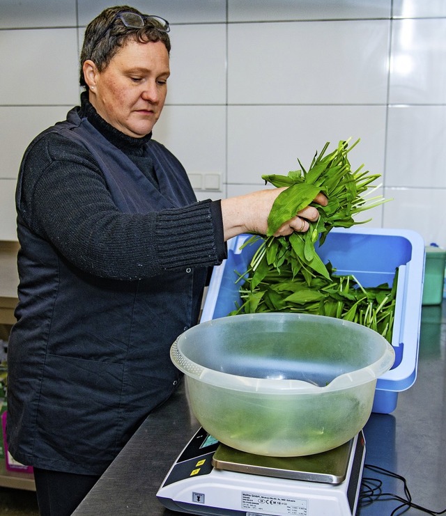 Oda Pfller wiegt Brlauch ab.  | Foto: Olaf Michel