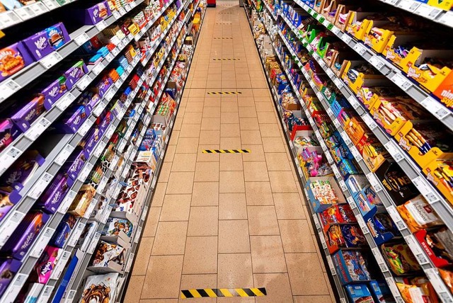 In einem Freiburger Supermarkt soll ei...gessen und getrunken hat (Symbolbild).  | Foto: Robert Michael (dpa)