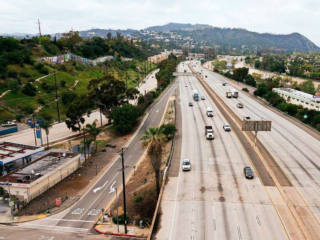 Eine nahezu leere Autobahn in der Nhe der Metropole Los Angeles.